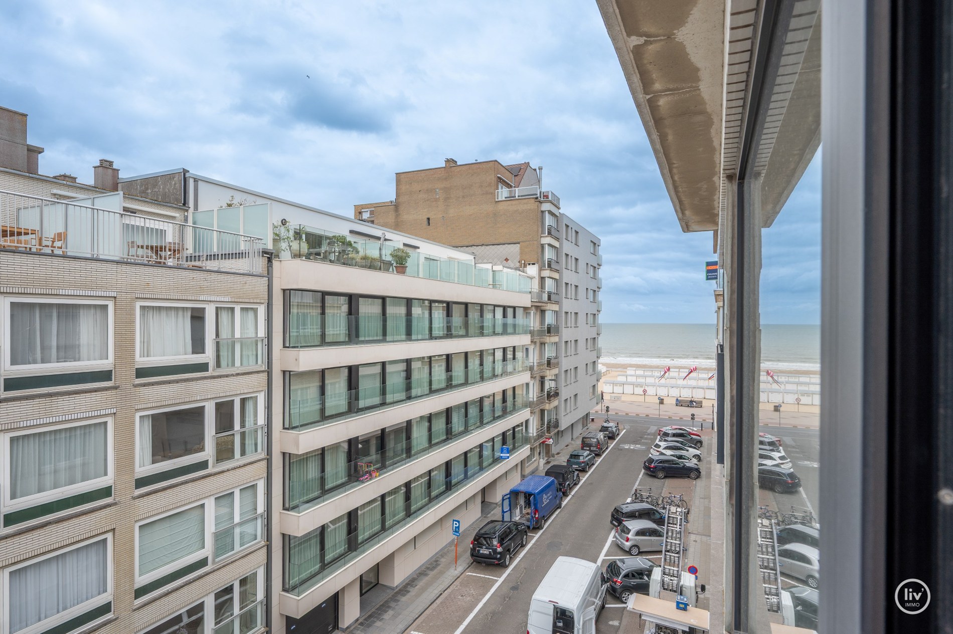 Prachtig gerenoveerd 2 slaapkamerappartement op een topligging in een zijstraat van de Kustlaan te Knokke. 