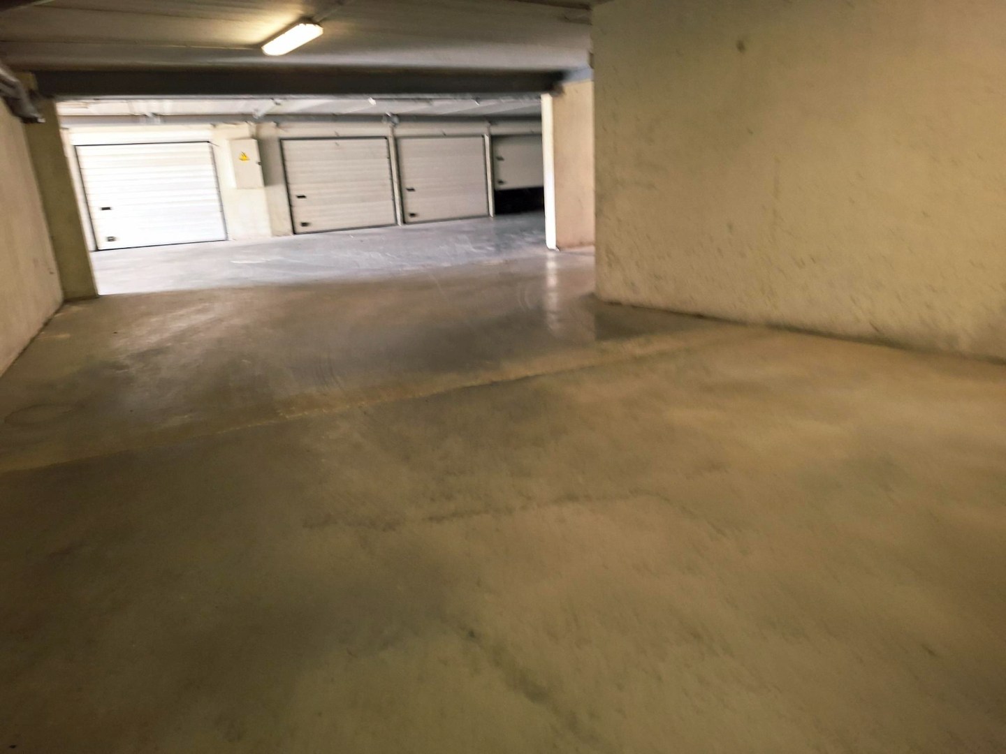 Grand garage à vendre dans la Mercatorstraat (quartier de la plage) 