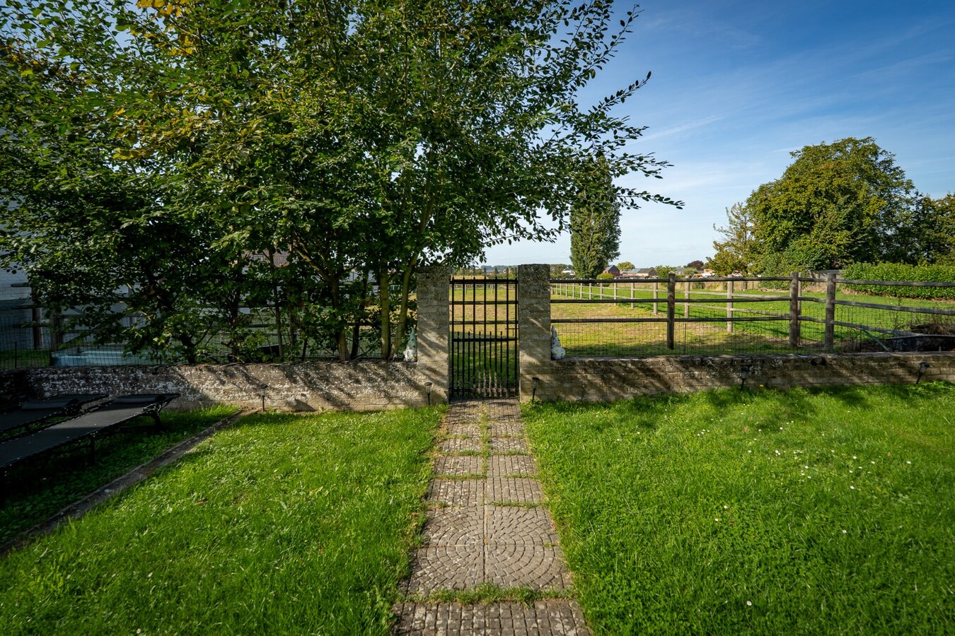 Renovated property with drained track and pasture on approximately 16 ares in Mielen-boven-Aalst. 