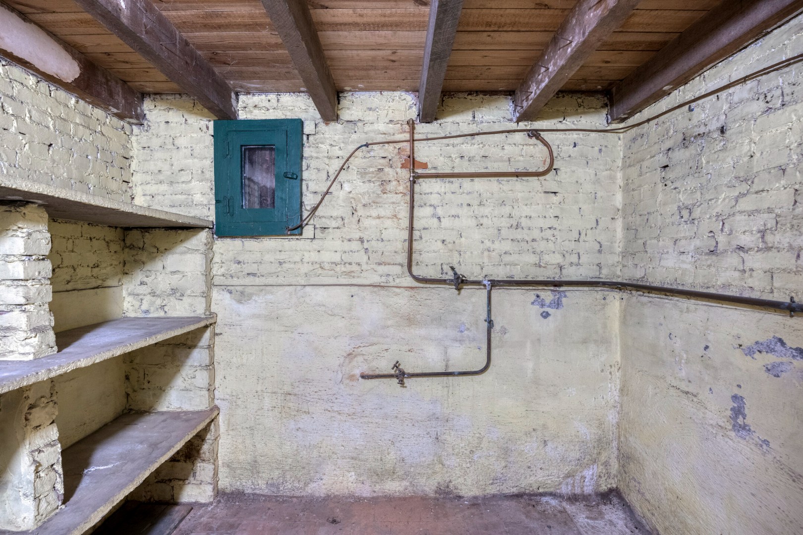 Te renoveren woning met 4 slpk. en gezellige stadstuin op een centrale ligging in Geel 