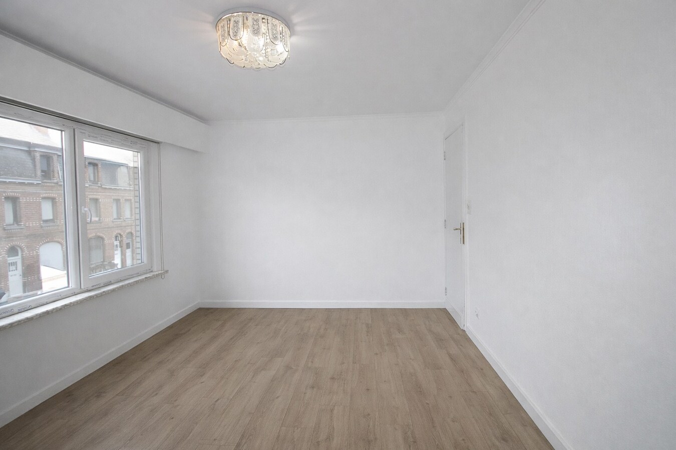 Centraal gelegen woning met drie slaapkamers, tuin én inpandige garage te koop in Sint-Niklaas! 