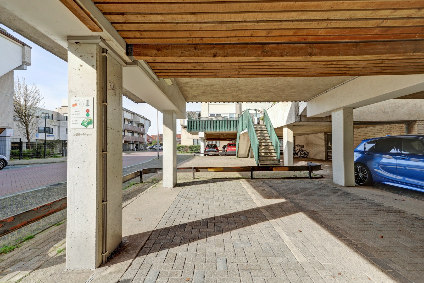 Ruime 4- (voorheen 5) kamer woning op 1e etage met riant terras van 45 m² en een berging en overdekte parkeerplaats op begane grond. 