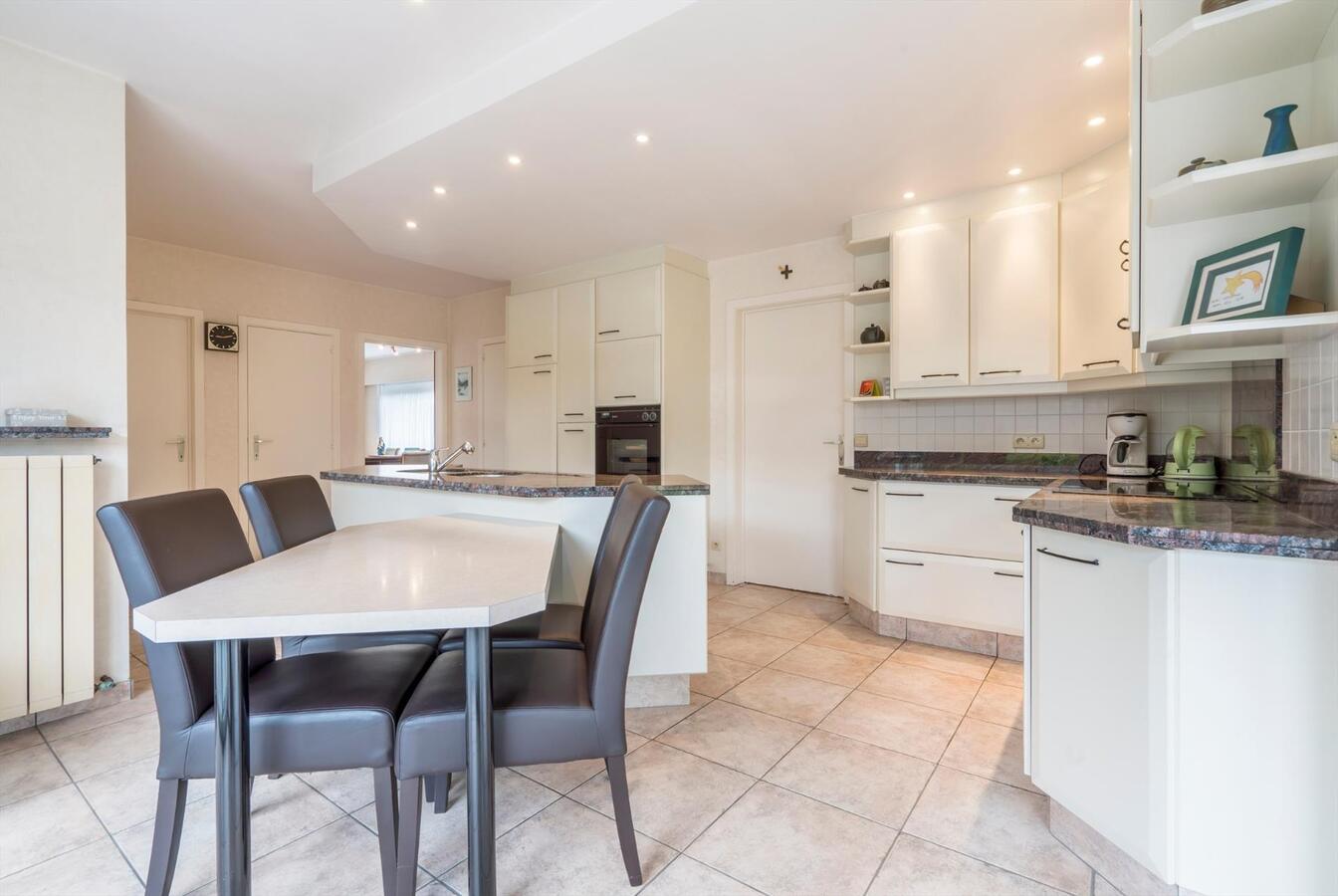 Woning met 5 slaapkamers op 832 m² in rustige straat te Oudenburg 