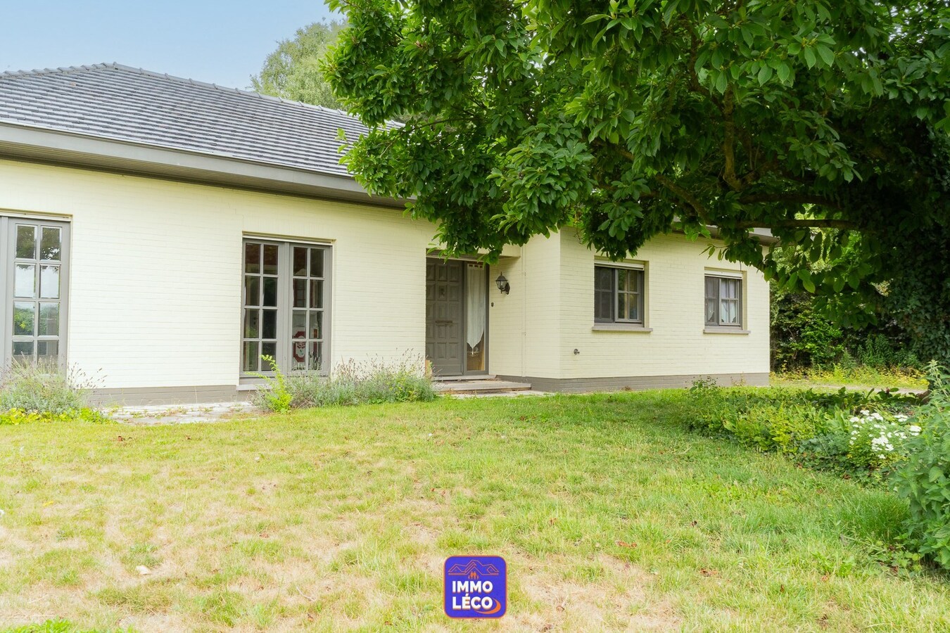 Villa "Semi Plain-Pied" érigée sur 2840m² avec grand étang, 2 garages &amp; parking privatif. 