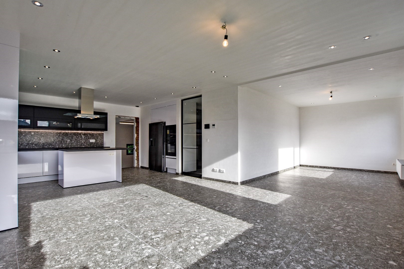 Exclusieve  energiezuinige villa (BEN-woning) met 4 slaapkamers en inpandige garage te Koksijde. 