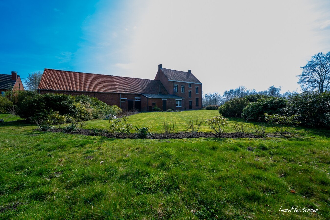 Statige woning met opslagruimte en stalgebouw op ca. 11.391 m2 te Geel 