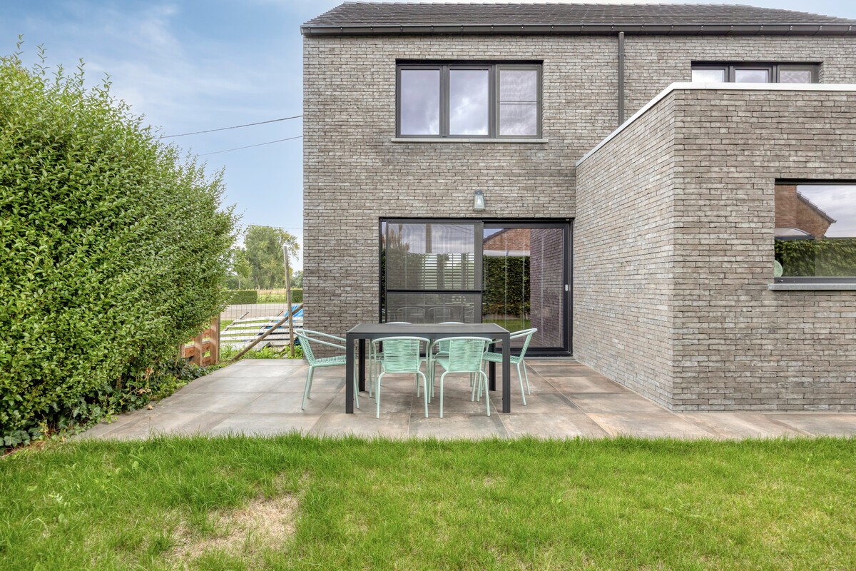 Halfopen bebouwing met 3 slaapkamers, tuin en garage 