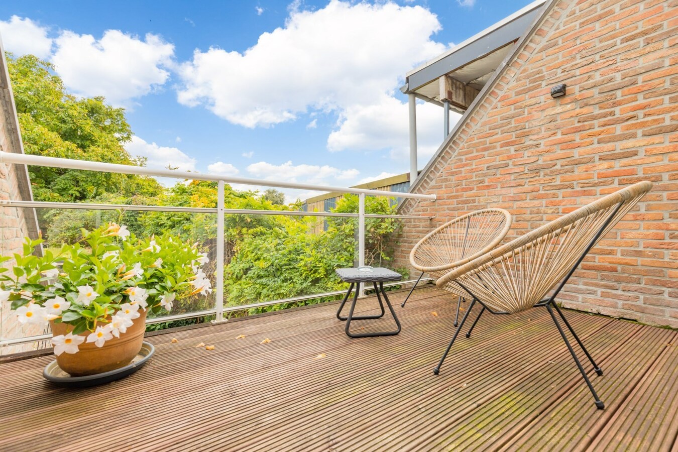 Instapklaar landhuis met bewezen B&amp;B, wellness, dierenfaciliteiten en uitzonderlijk privacy wonen en ondernemen in Maasmechelen. 