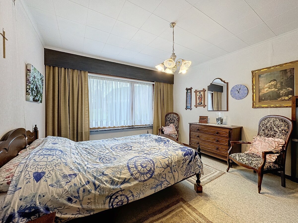 Seventies laagbouw met 2 garages en tuin te Erwetegem 