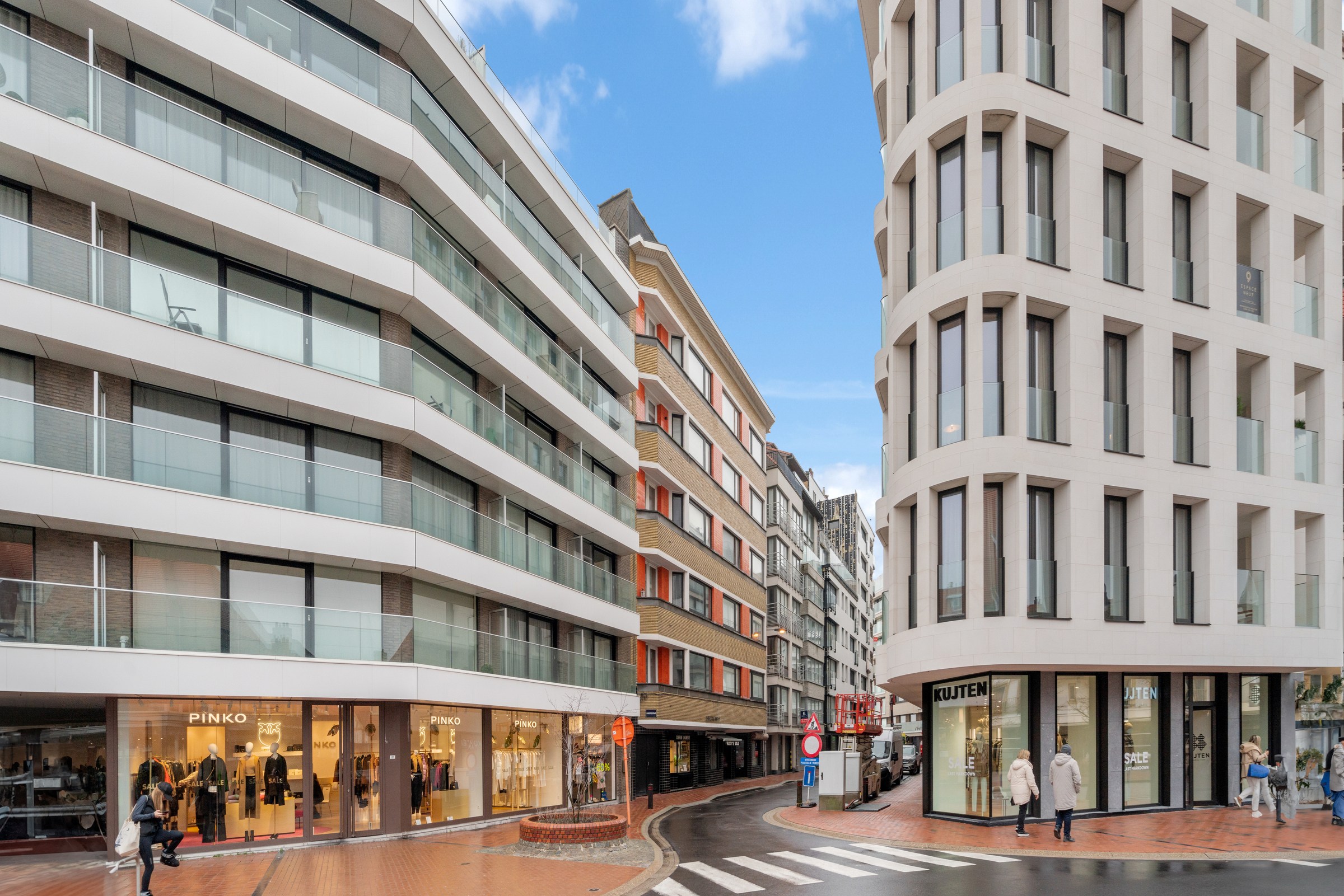 Zeer mooi en luxueus afgewerkt 3 slaapkamer appartement aan het Driehoeksplein nabij de Zeedijk 