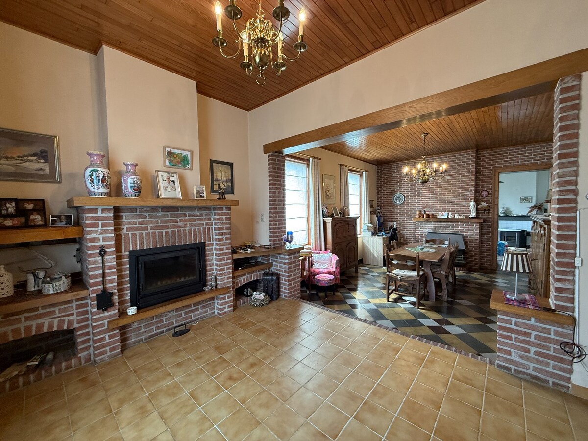 Grote eigendom met atelier. 