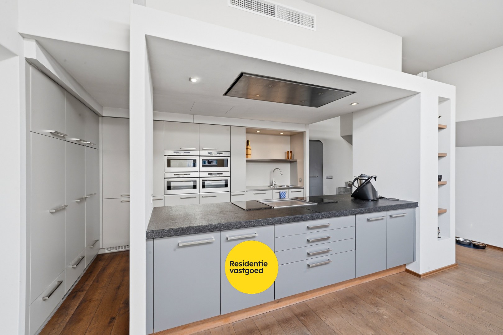 Unieke woonboot met B&amp;B en vergunde ligplaats in Plassendale 