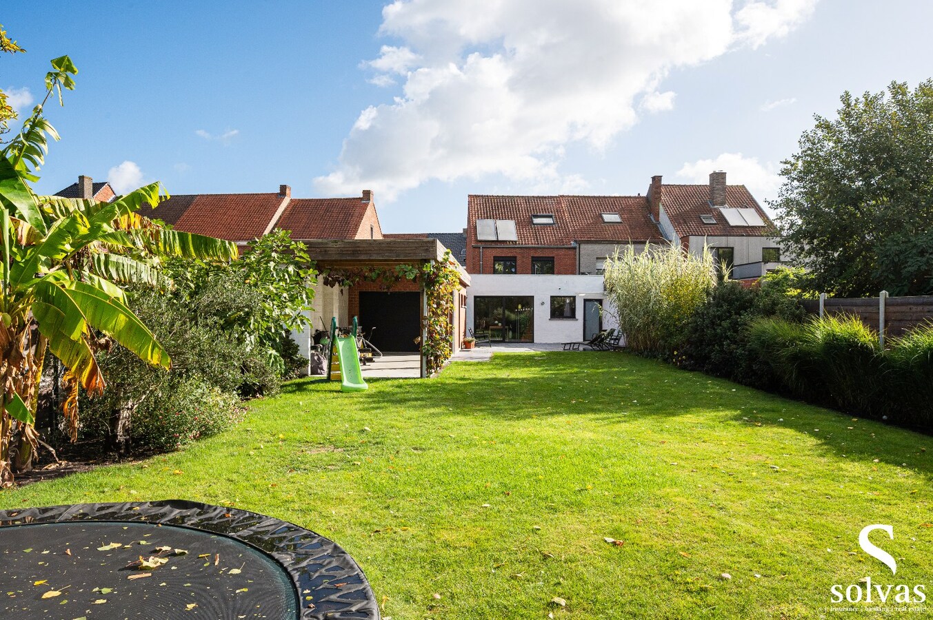 Halfopen gezinswoning met 4 slaapkamers, garage en zonnepanelen – Eeklo 
