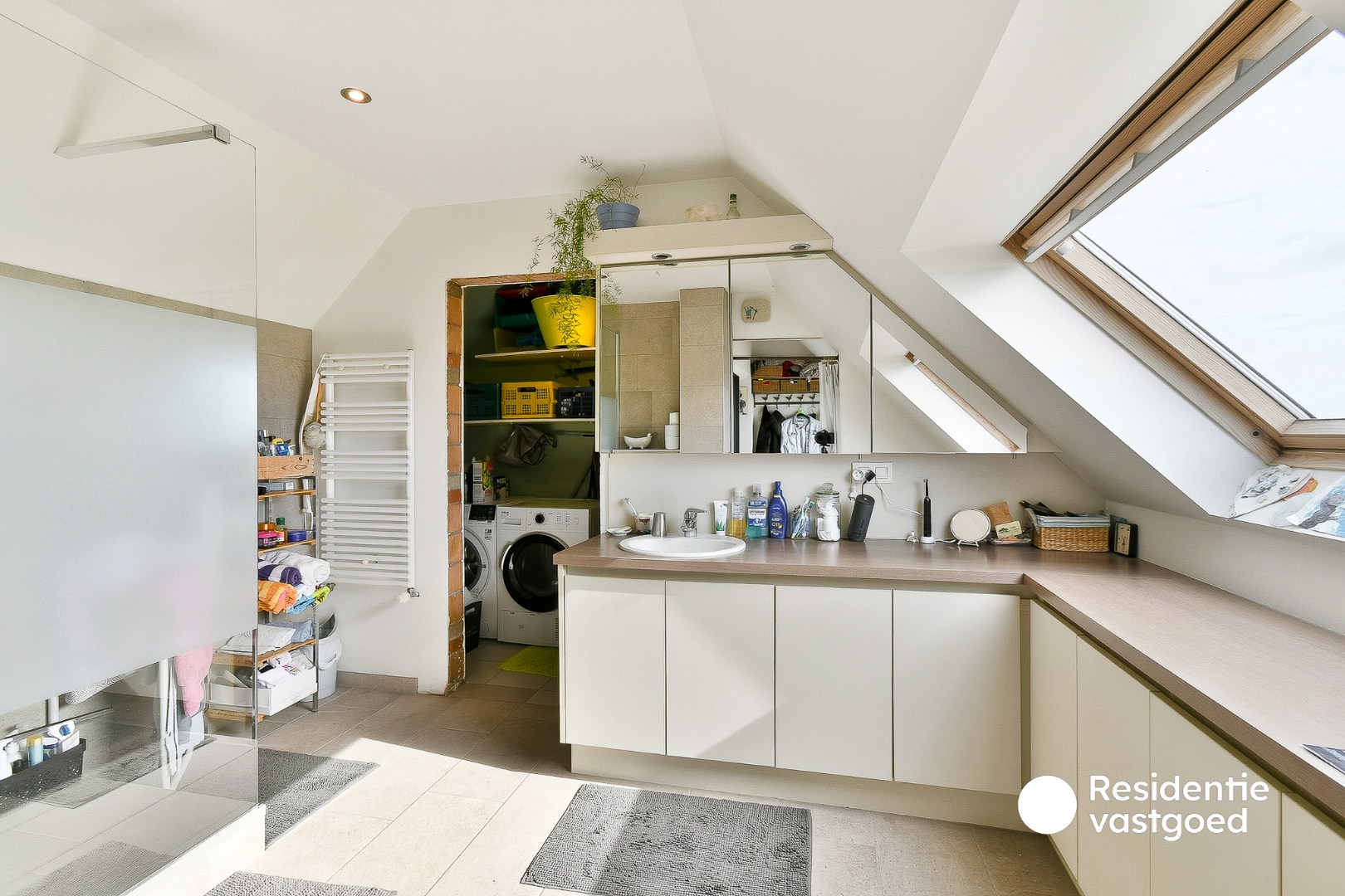 Ruime en instapklare villa met 4 slaapkamers, garage, tuin en 2 terrassen 