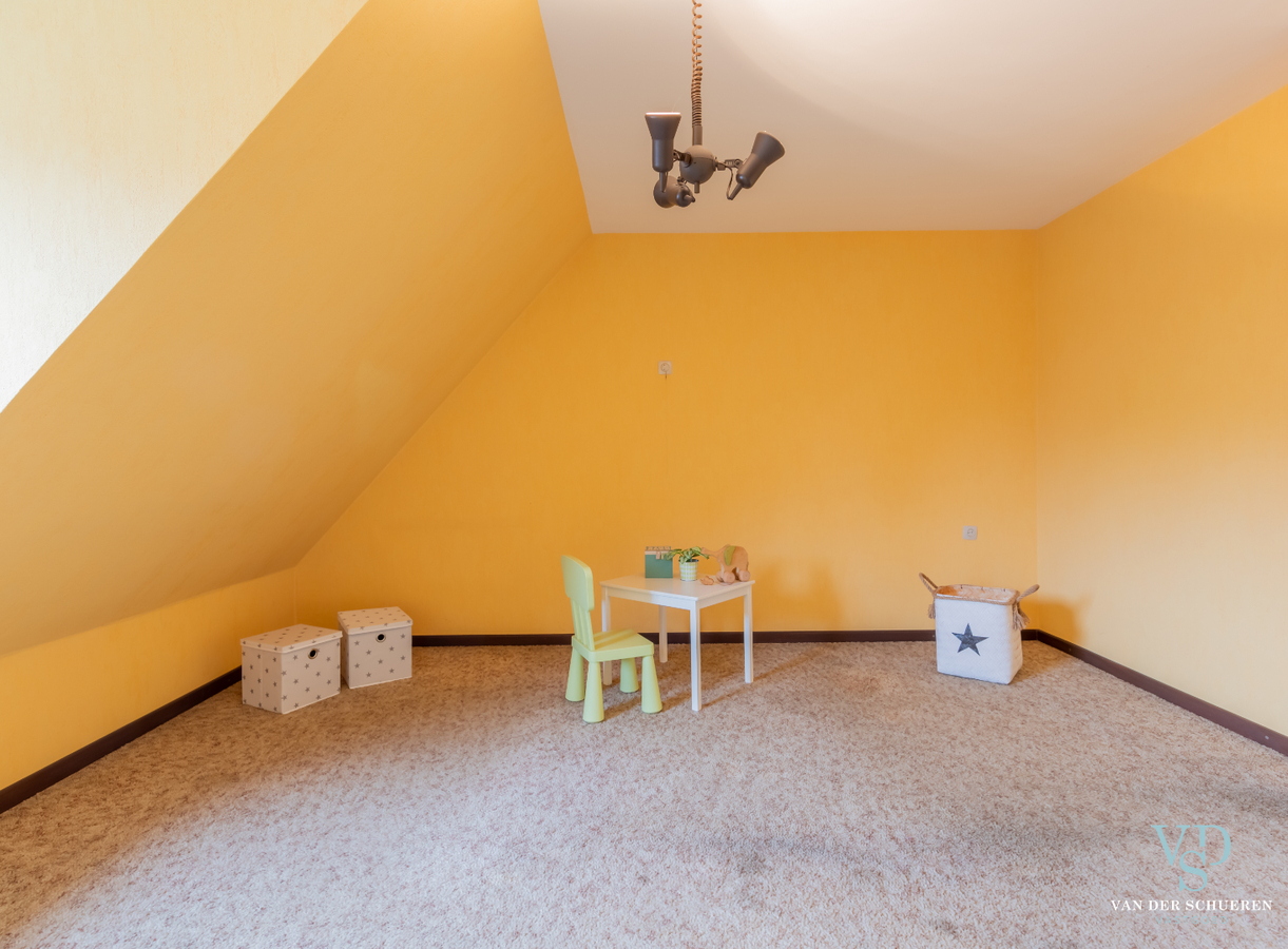 Degelijke, bijzonder ruime woning te Dikkelvenne. 