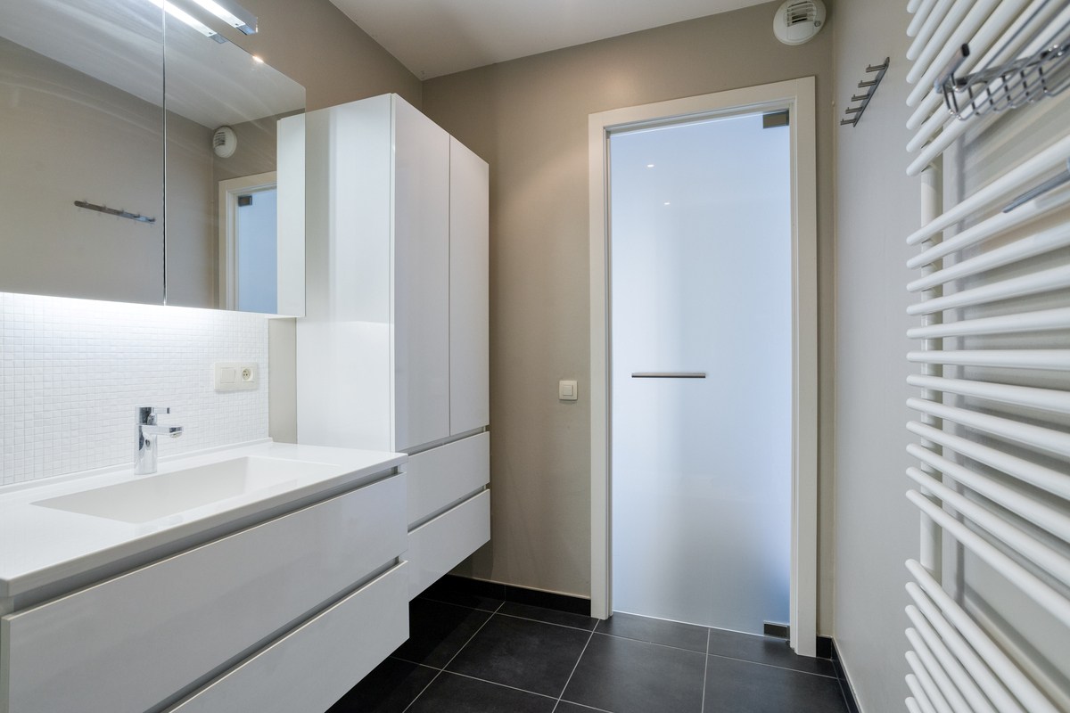 Instapklaar gelijkvloers appartement met groot terras, tuin en garagebox in Kumtich - EPC 104 KWH/m² 