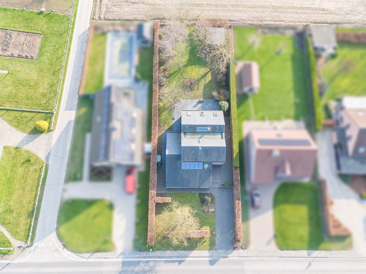Ruime villa met unieke architectuur en tuin te Tollembeek 