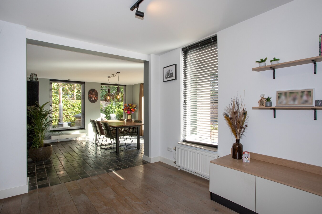 Vrijstaande woning met carport en garage gelegen op een perceel van 437 m2. 