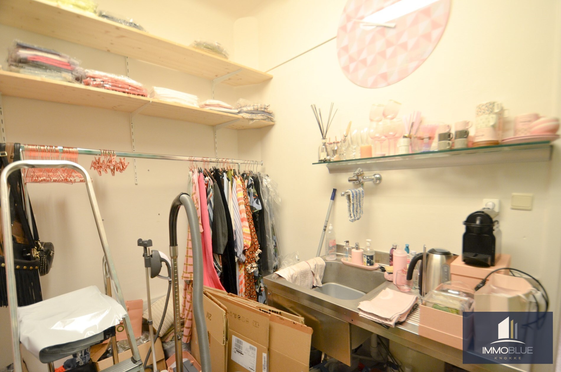 Espace commercial centralement situé avec excellente visibilité, à proximité de la Place du Triangle. 