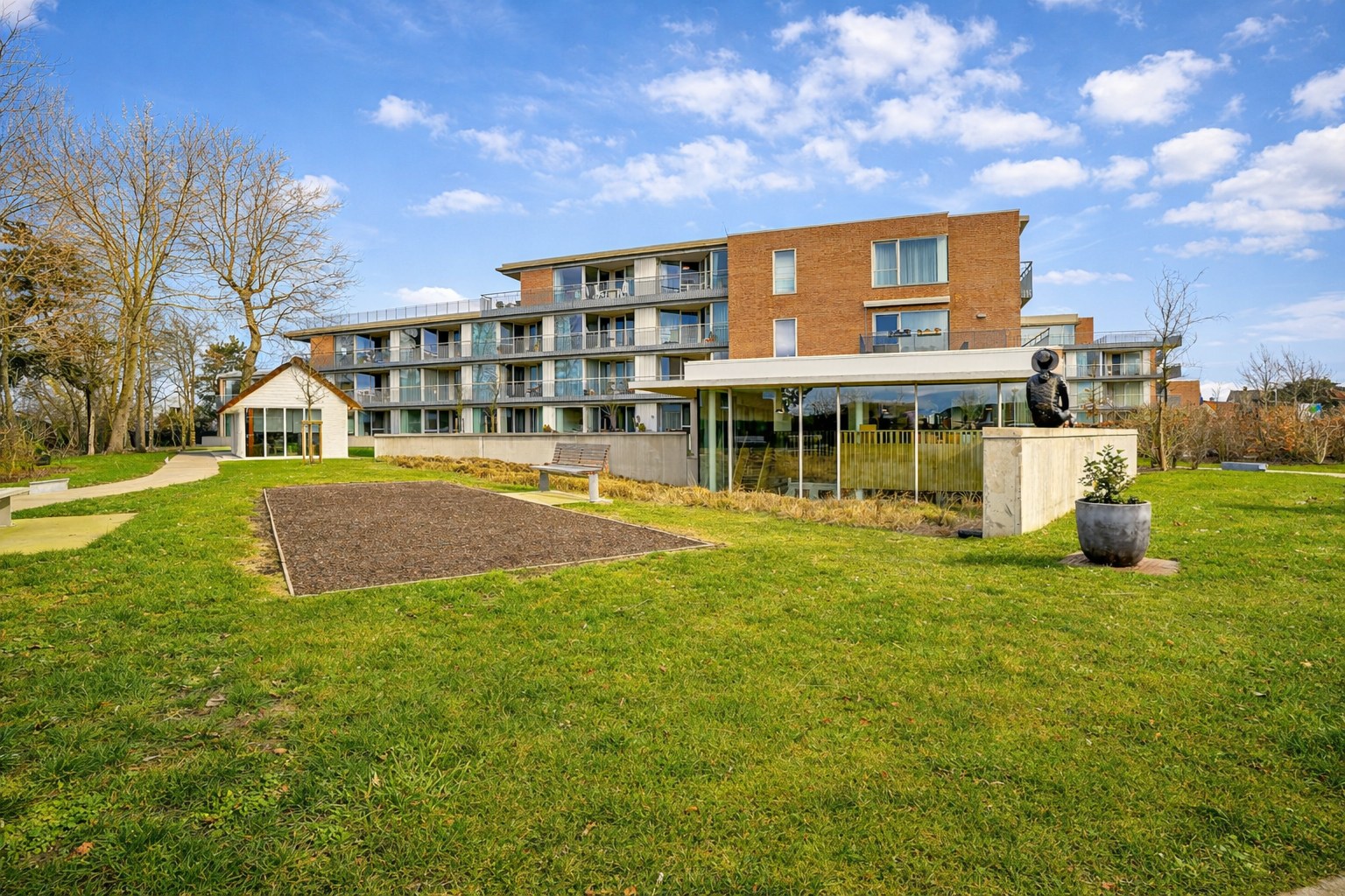 Prachtig 1-slaapkamerappartement met ruim terras (serviceflat) in Residentie Beukenhof, uniek wonen in de dorpskern van Oostduinkerke. 