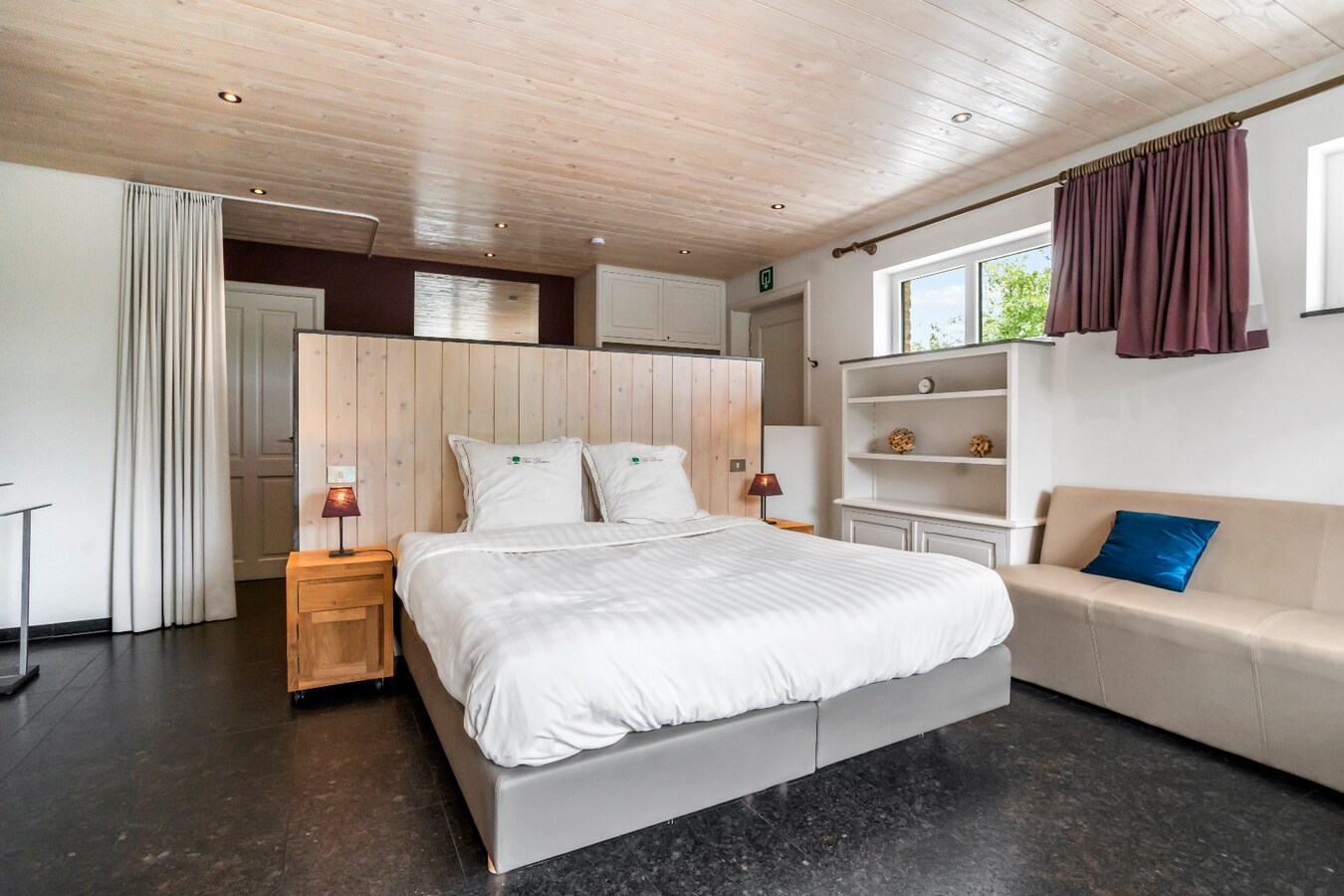 Unieke vierkantshoeve op toplocatie in Heuvelland te koop! 