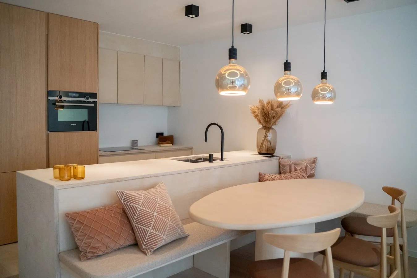 Appartement de 3 chambres entièrement rénové situé du côté ensoleillé de l'avenue Parmentier, à distance de marche de la digue. Garage possible dans le bâtiment. 