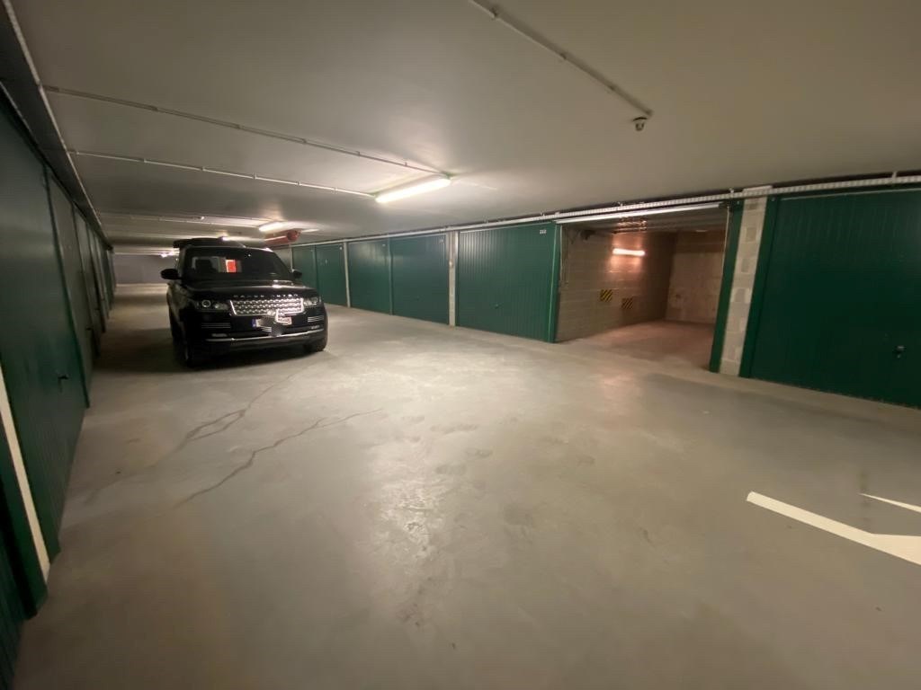 Box de garage à vendre sous la place de la Tour de Lumière au niveau -2. 