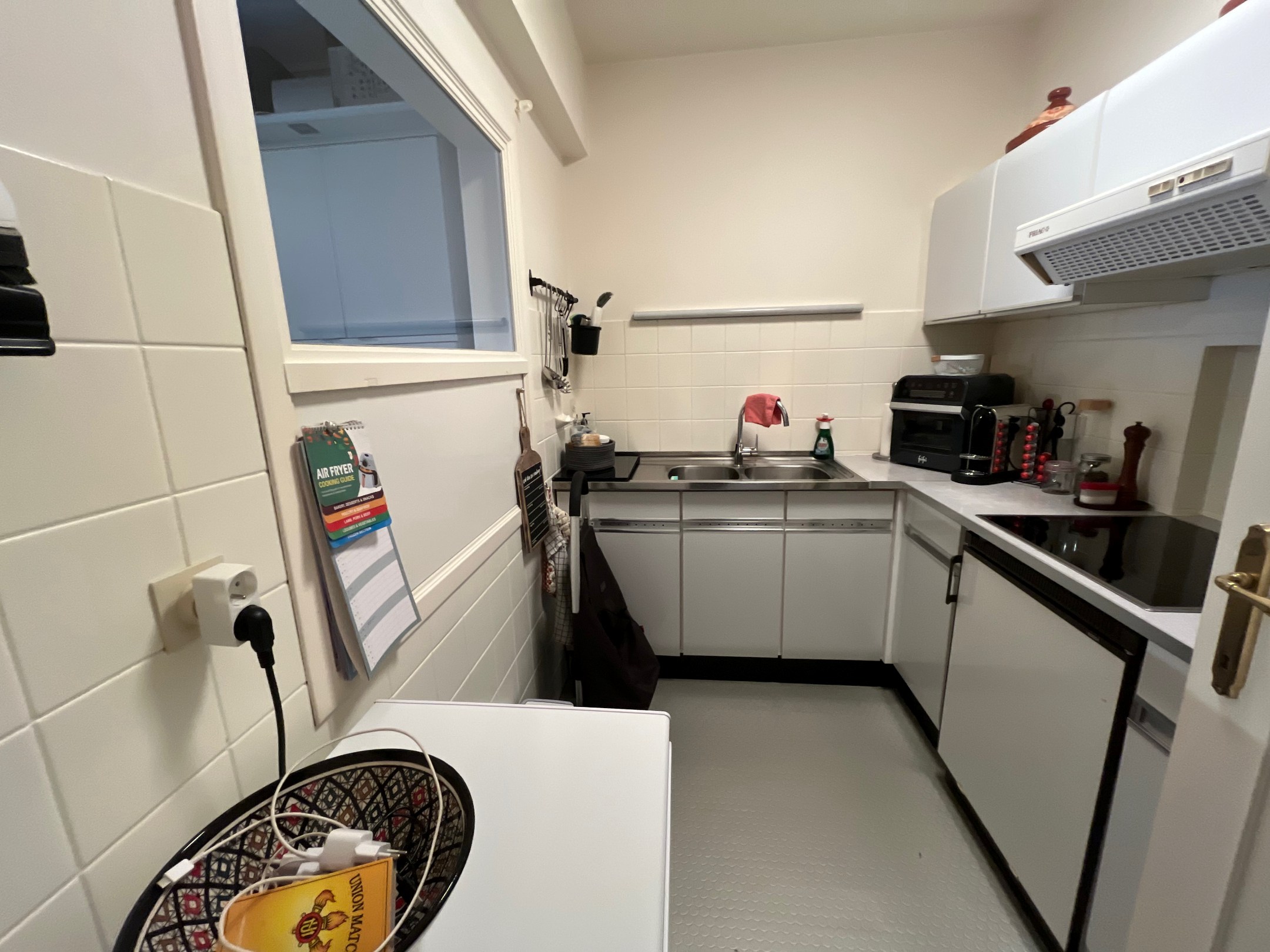 GEMEUBELD - Instapklare studio met frontaal zeezicht centraal gelegen tussen het Van Bunnenplein &amp; Albertplein. 