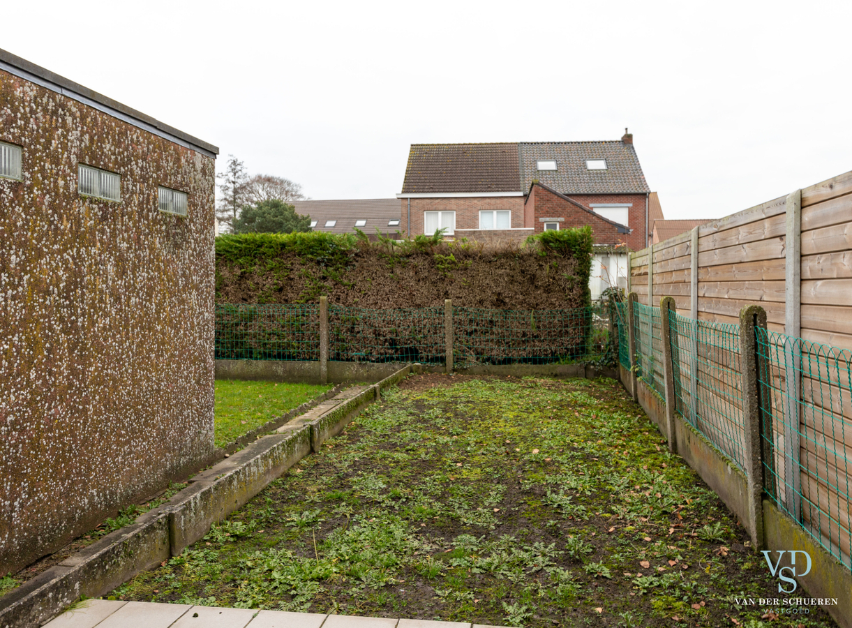 Degelijke, op te frissen Half Open Bebouwing. 