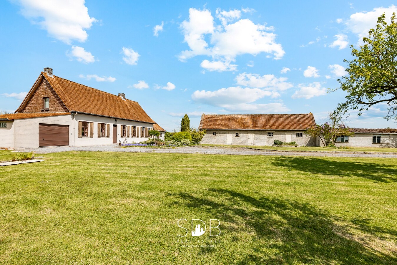 Authentieke hoeve met bijgebouwen en graslanden op 6.664m² met mogelijkheid tot bijkomend grasland op 3.070m² 