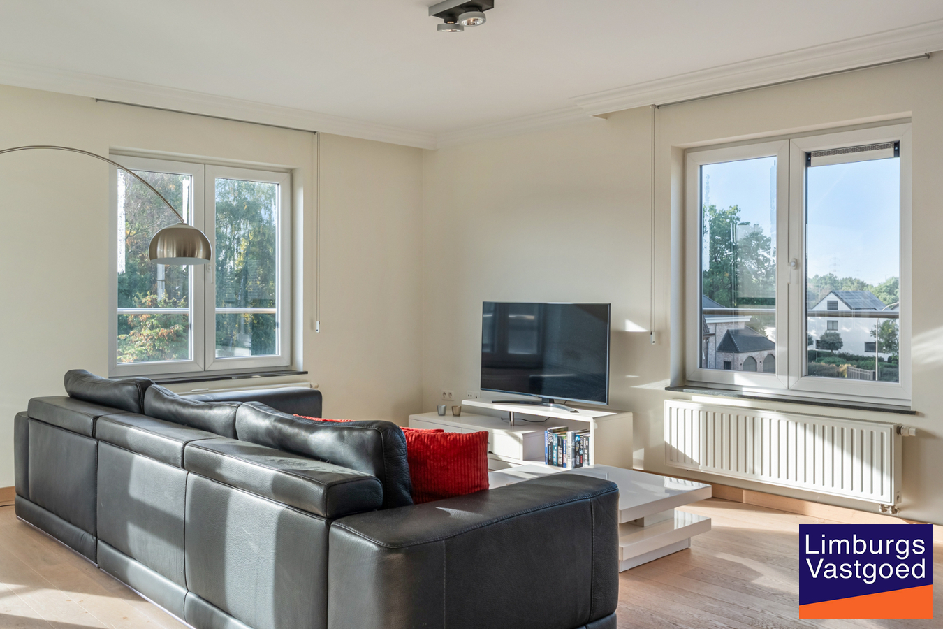Exclusief penthouse met ruim terras, 2 slpk, extra brede autostaanplaats, centrum Houthalen 