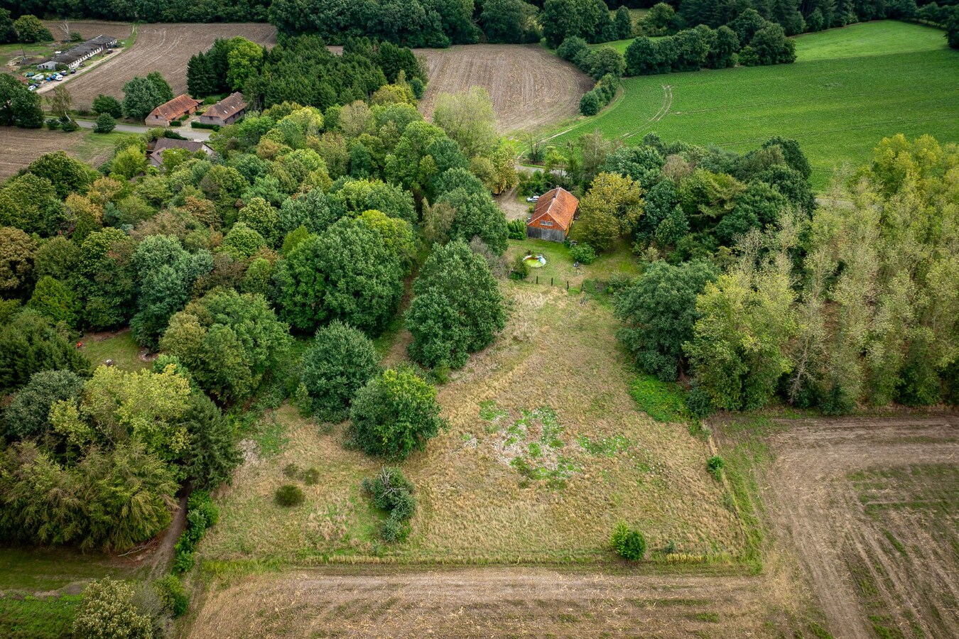 Authentic farm with meadow on approximately 1ha in Ham 
