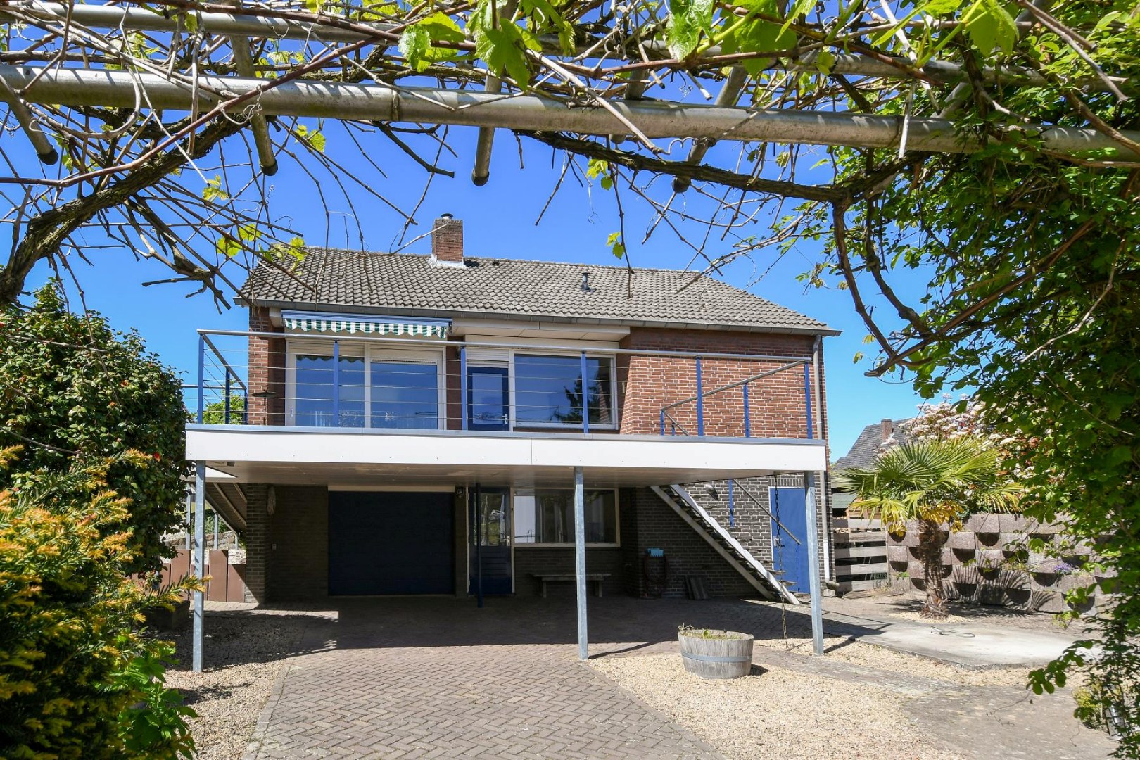 Verrassend ruime levensloopbestendige woning met vier slaapkamers, terras en souterrain met ruime hobbyruimte en inpandige garage. 