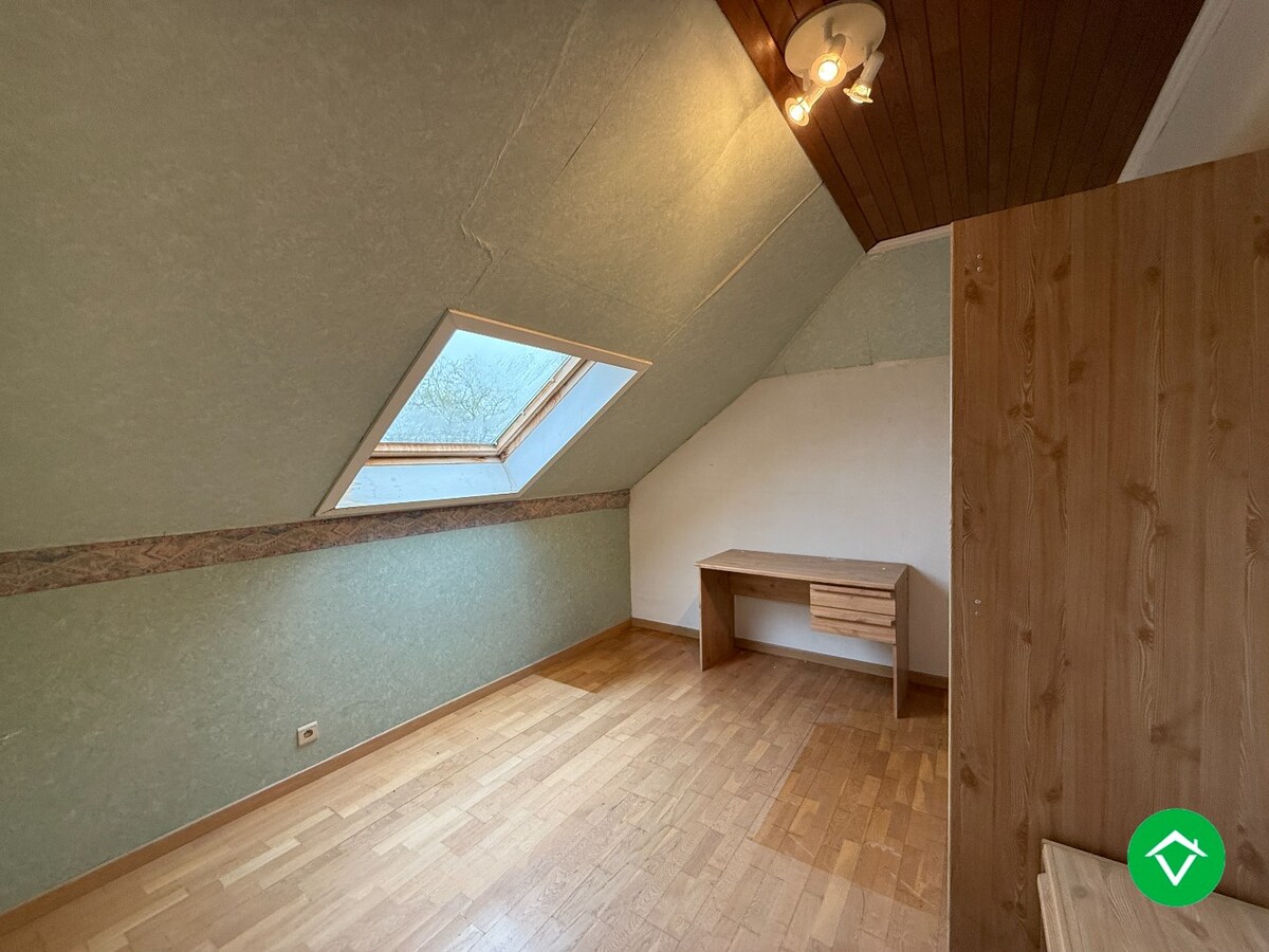 Ruime, alleenstaande woning met 6 slaapkamers en tuin te Hooglede (De Geite) 