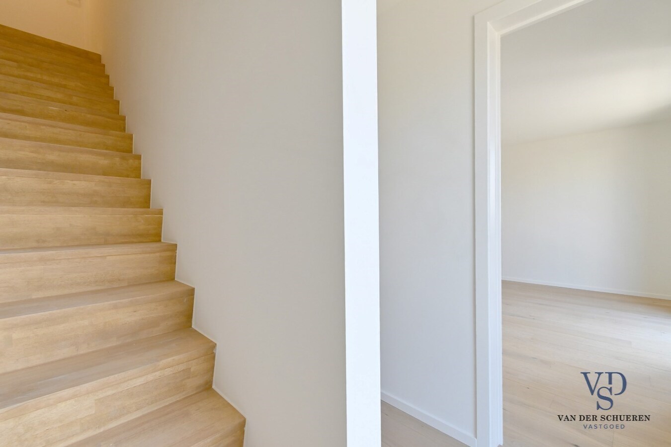 Half Open Bebouwing met buitenberging en carport 