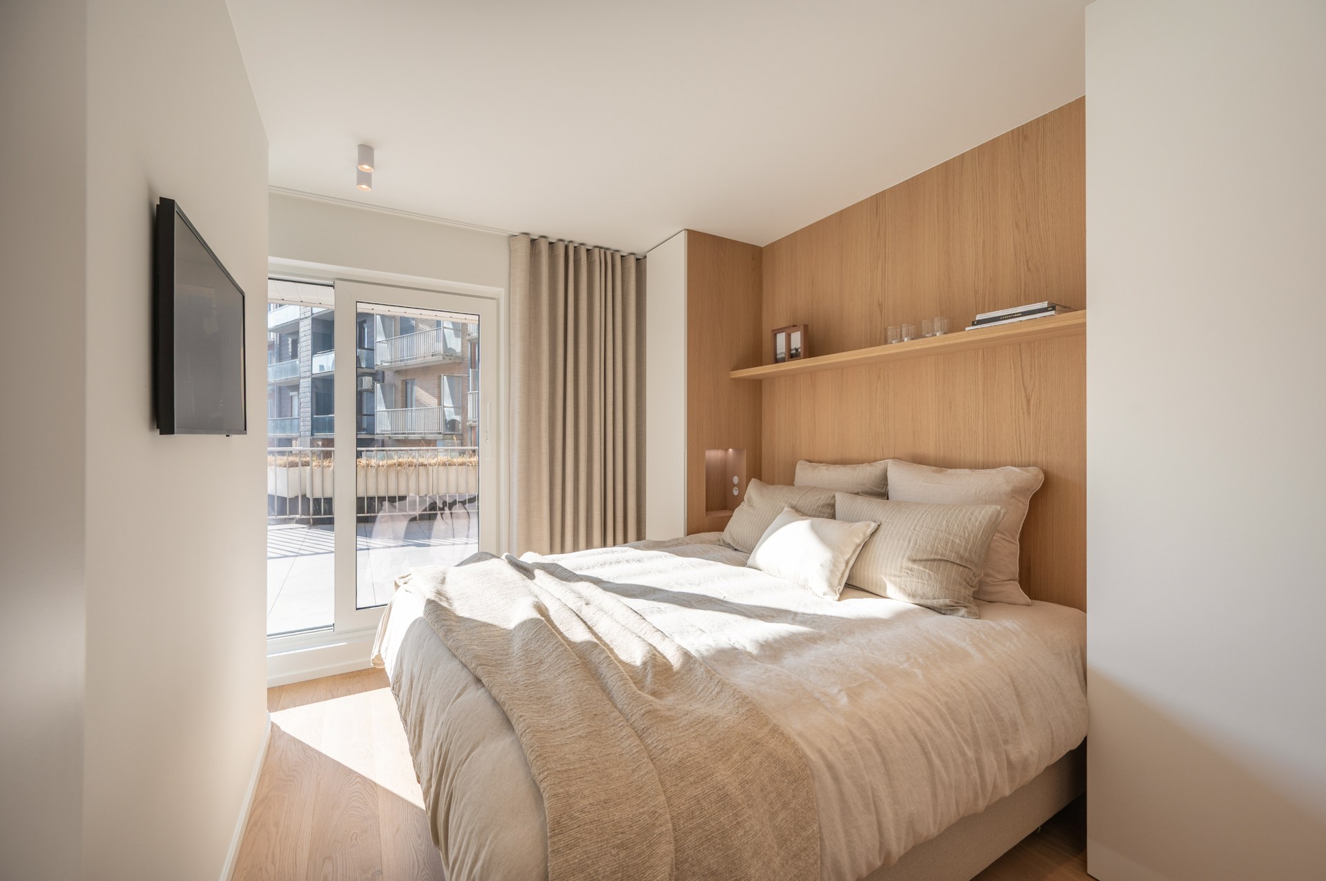 Exclusief gerenoveerd appartement met 3 slaapkamers te koop vlak bij het Albertstrand en het Lichtorenplein. 