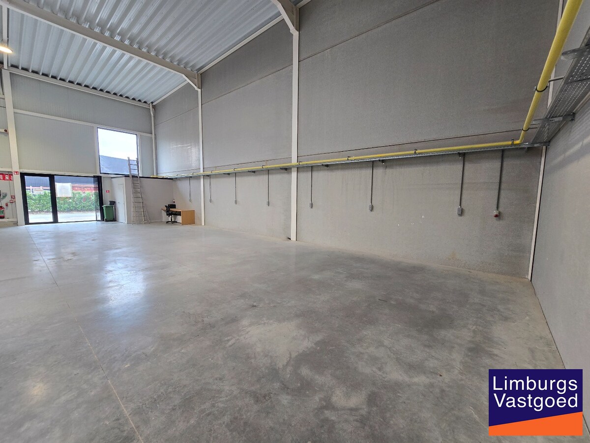 Recent magazijn, 216m², op industrieterrein 'Stadsheide', vlakbij Corda Campus 