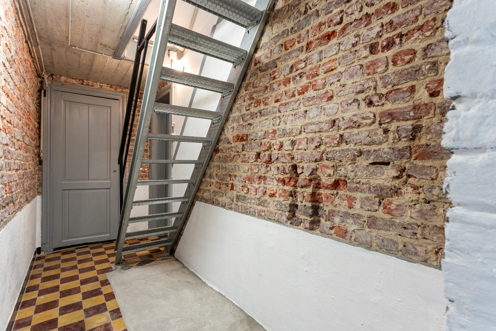 Handelshuis met woongedeelte, garage en tuin 