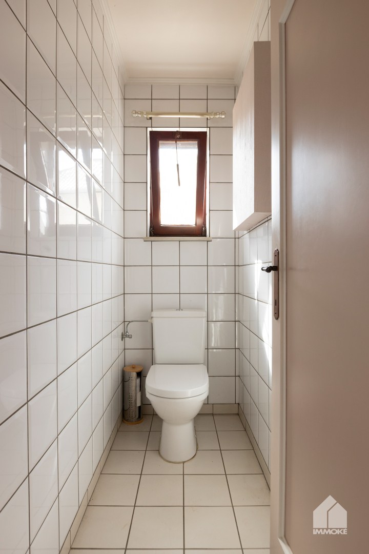 Te renoveren, gelijkvloerse woning op 13a 60ca met 2 slpk en garage. 