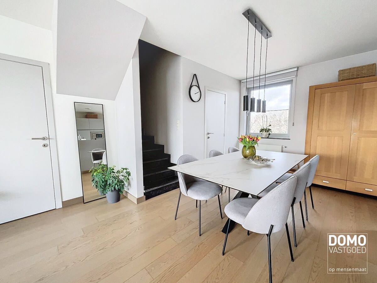 Knap en ruim appartement in het centrum van Kermt, inclusief een buitengewoon terras. 