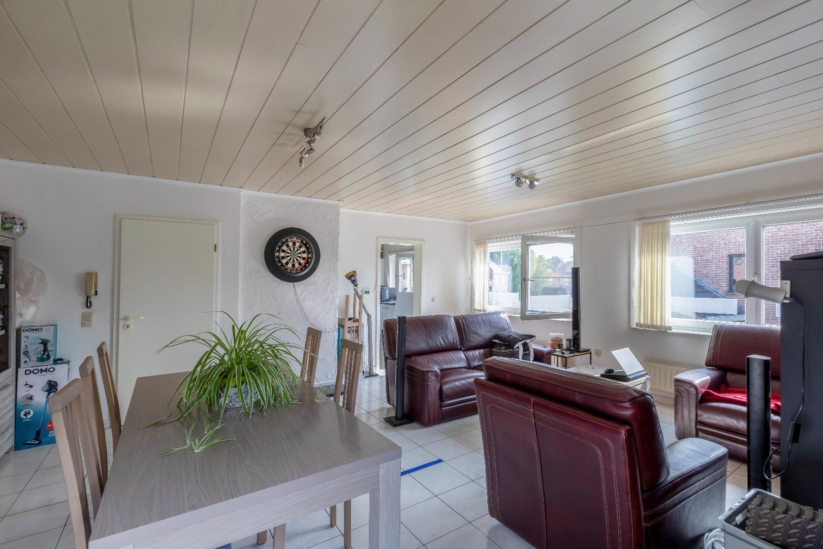 VERKOCHT ! Opbrengsteigendom met 2 appartementen en 2 garages 