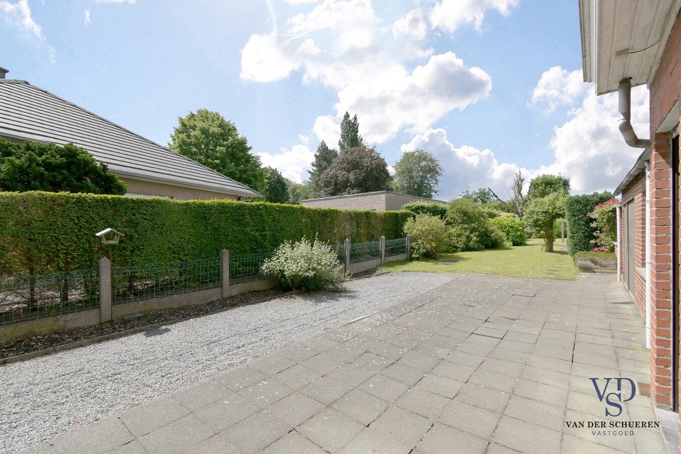 Ruim landhuis met tal van mogelijkheden. 