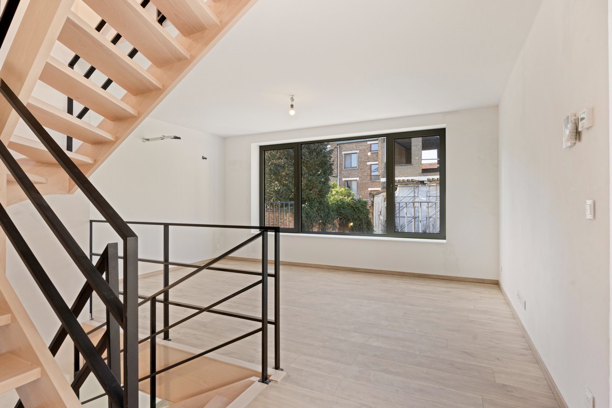 Instapklare woning met zeer goede afwerking, 3 slaapkamers, 3 badkamers, tuin, terras en autostaanplaats in het centrum van Tienen – EPC 27 kWh/m² - bewoonbare opp. 172 m² 