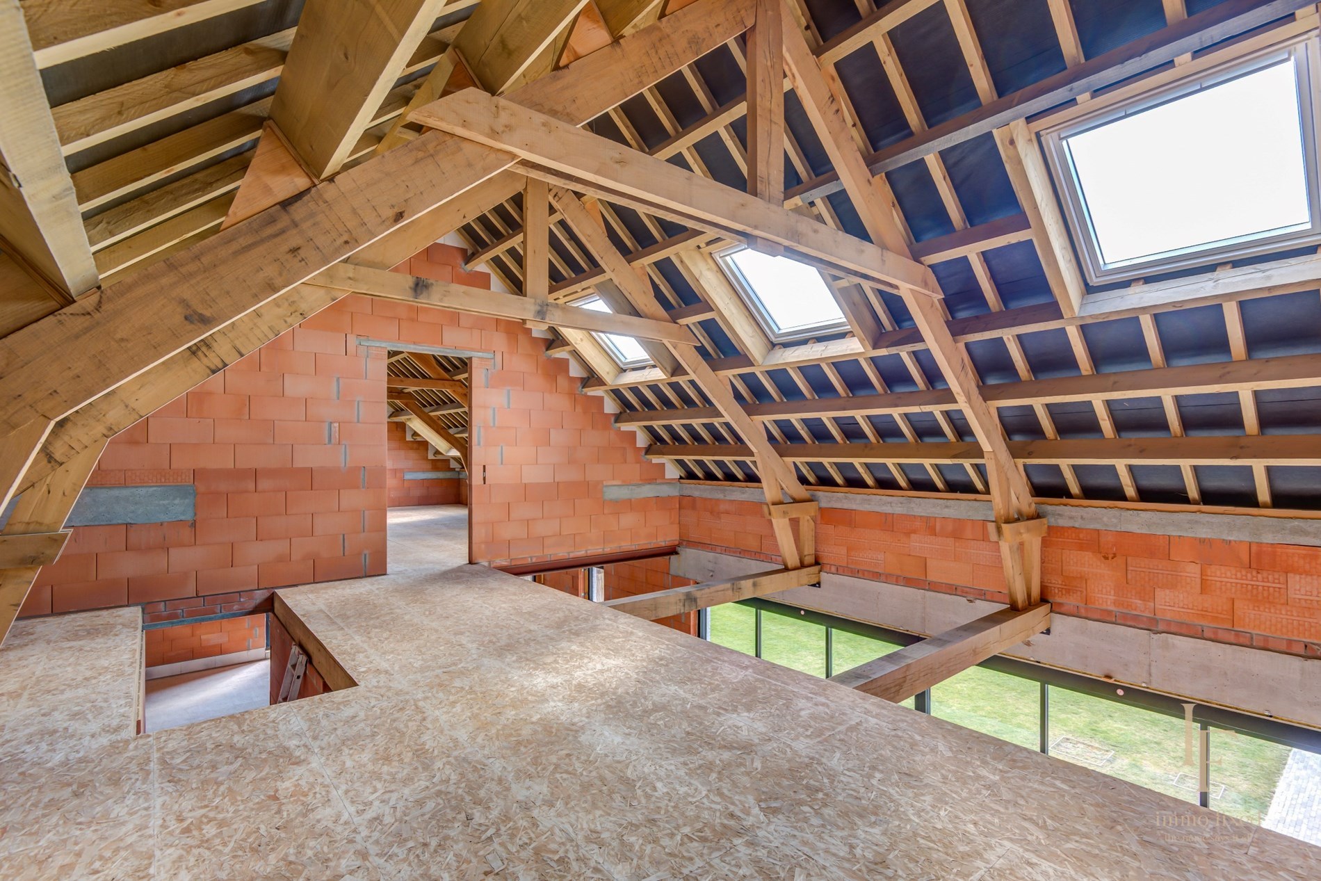 Een langgevelhoeve met bijgebouw! 