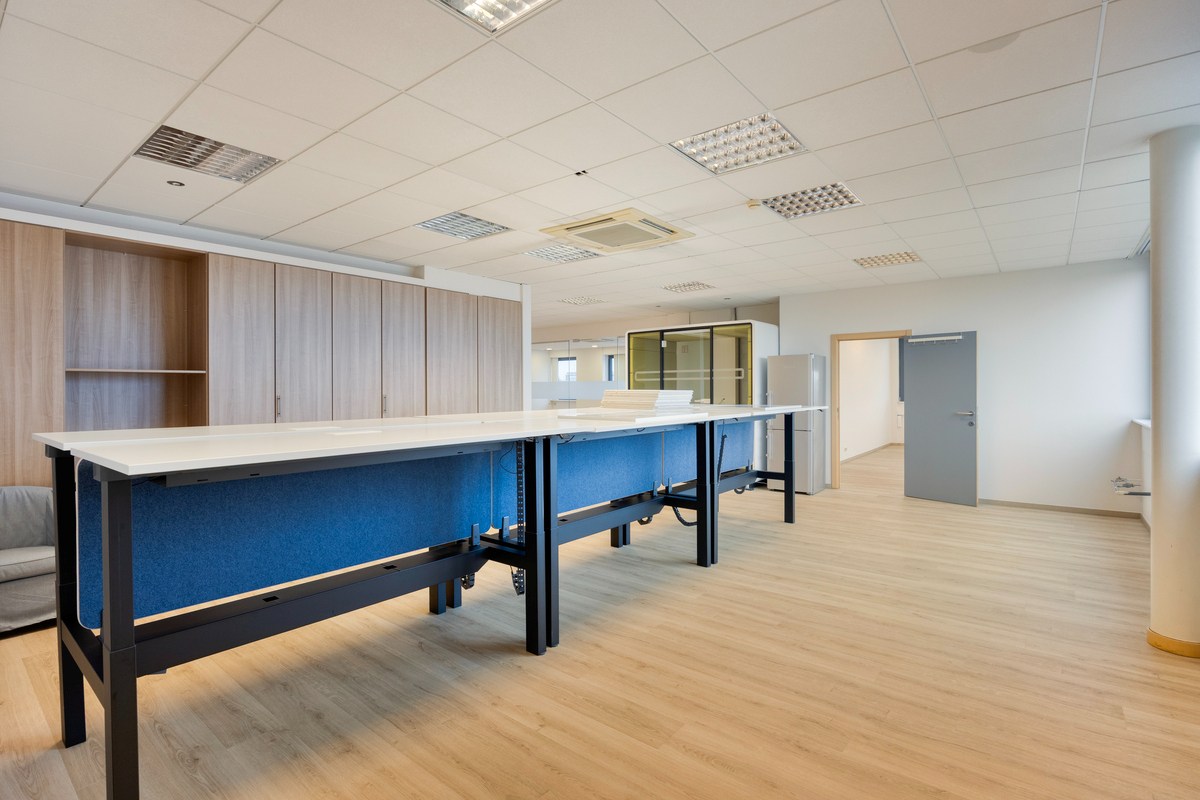 Kantoor te koop in het industriepark te Haasrode/Heverlee met 14 parkings - opp. 626 m² - verkoop van aandelen 