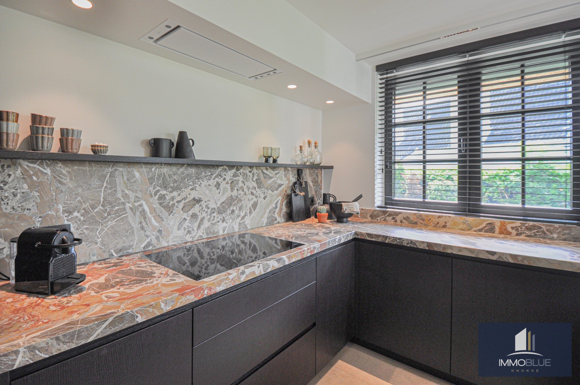 Villa entièrement rénovée située au calme en bordure de la Zoute. 