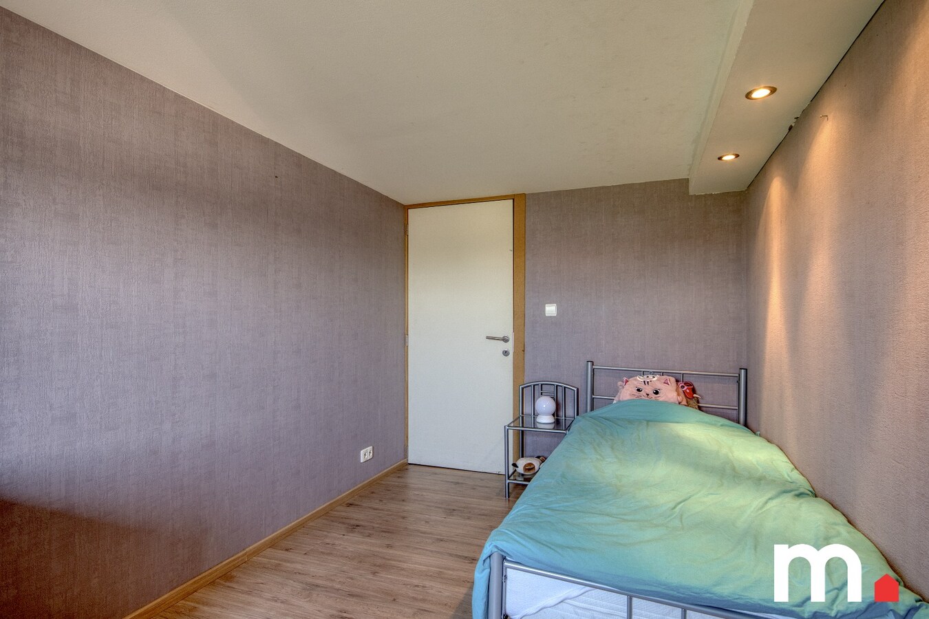 Instapklare woning te Ingelmunster met garage en uitweg achteraan! 