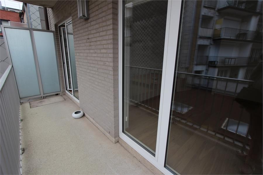 Non-meublé - Grand appartement résidentiel avec une belle vue dégagée, situé en plein centre près de l'avenue Lippens. 