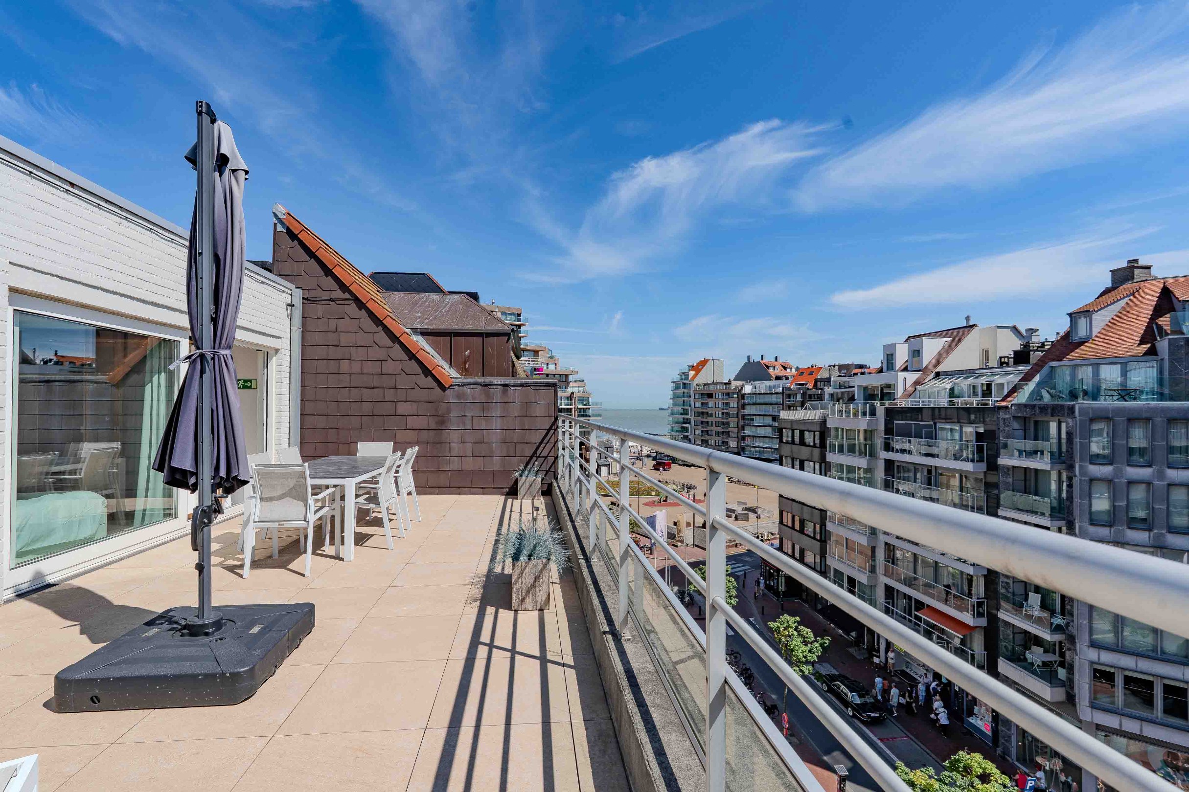 Schitterend penthouse met 2 slaapkamers, ruime terrassen en zijdelings zeezicht. 