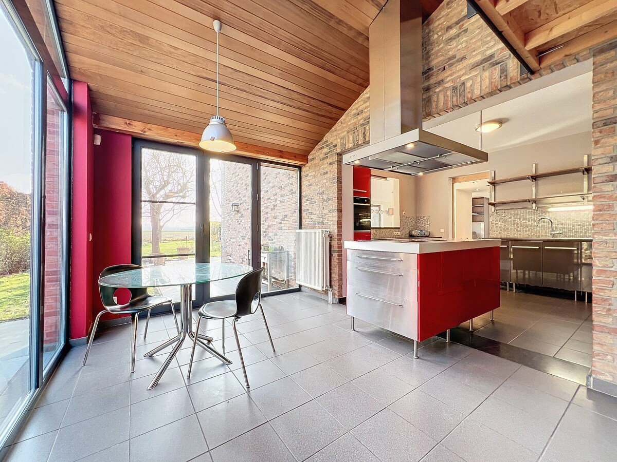 Ruime villa met unieke architectuur en tuin te Tollembeek 